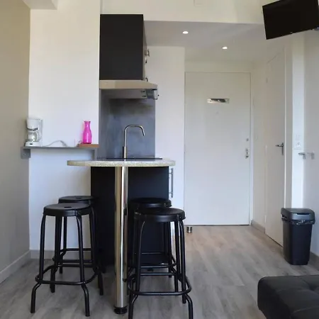 Apartment T2 En Front De A Avec Ascenseur, Animaux Admis, Proche Commerces - Fr-1-225-380 *